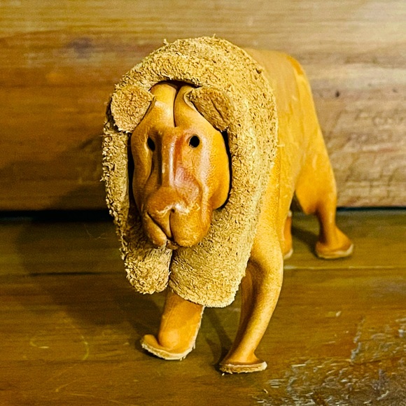 DERUGermany Leather Lion, Mid
 Handmade leather Lion Boxer by DERU
Germany 1960s - Picture 1 of 10